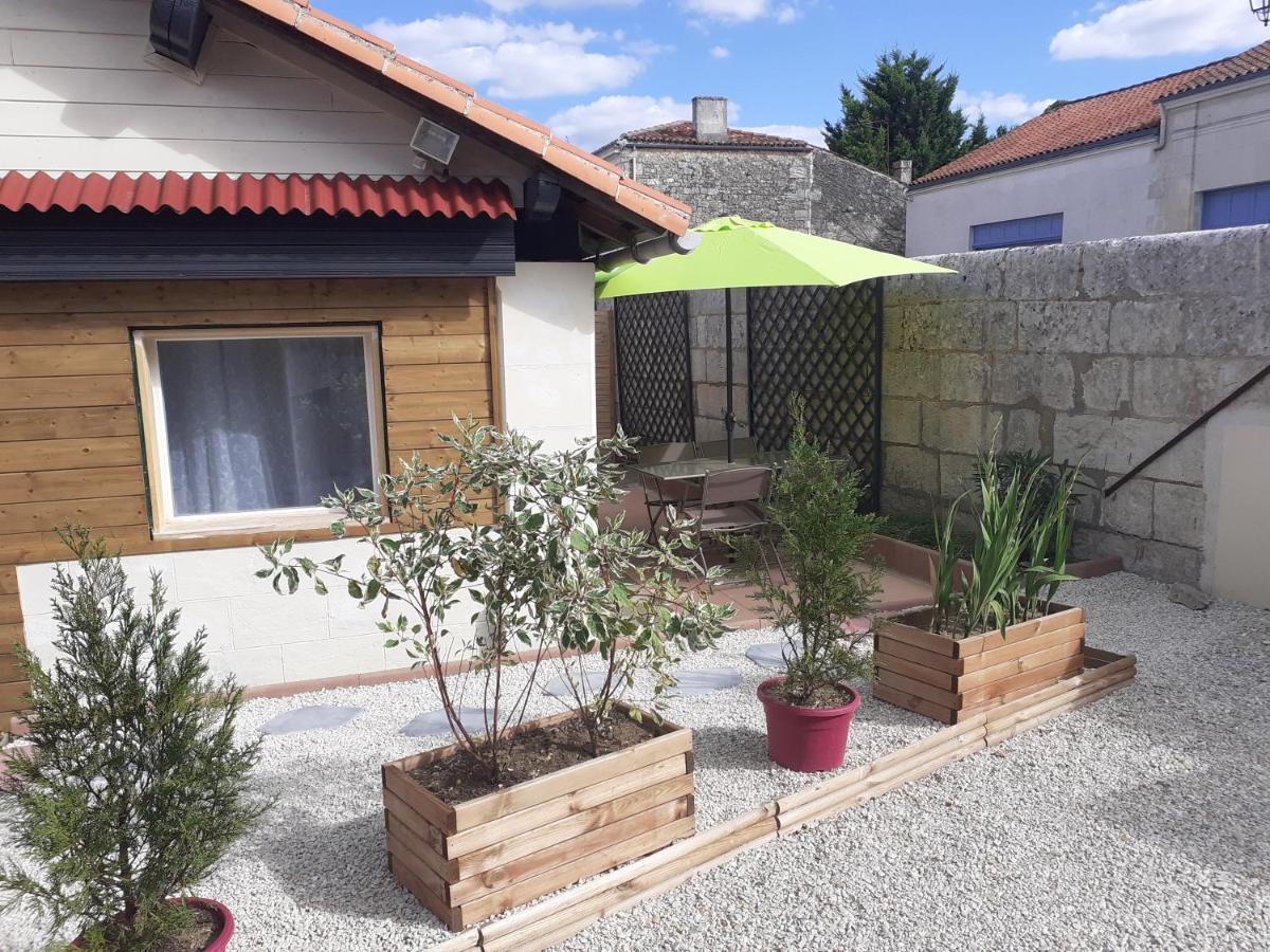 Le Clos Des Passiflores Pons Esterno foto