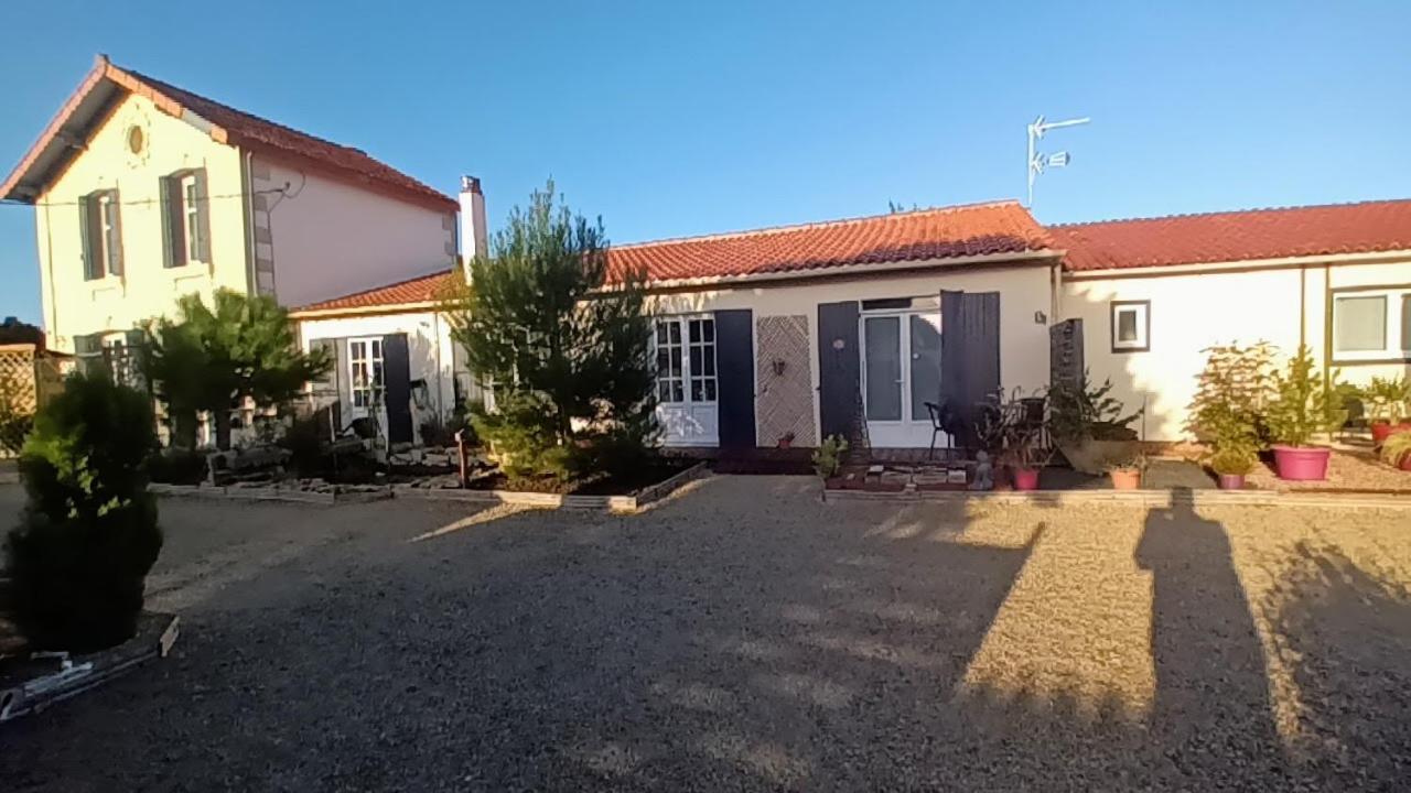 Le Clos Des Passiflores Pons Esterno foto