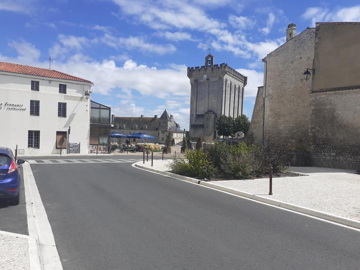 Le Clos Des Passiflores Pons Esterno foto