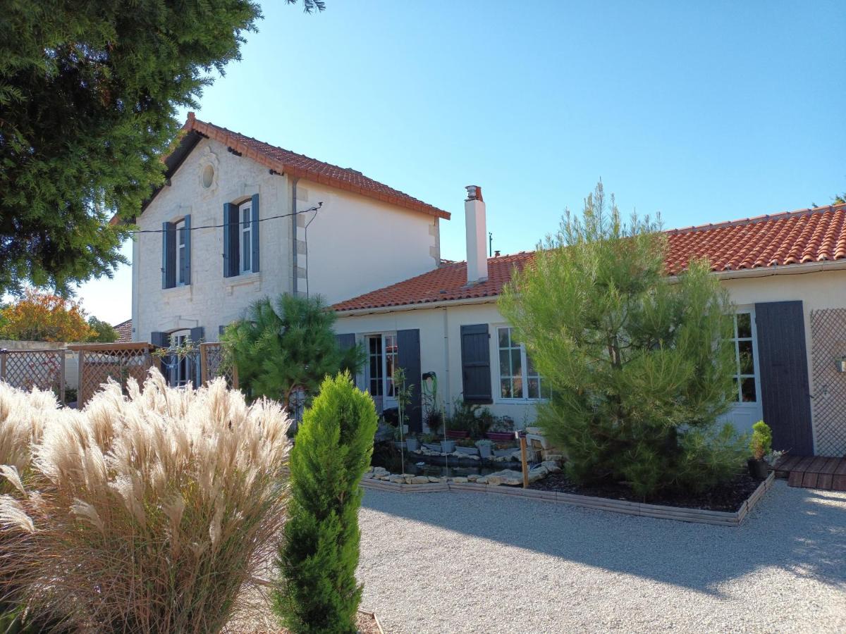 Le Clos Des Passiflores Pons Esterno foto