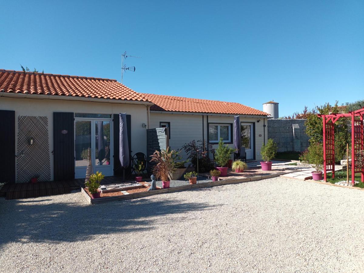 Le Clos Des Passiflores Pons Esterno foto
