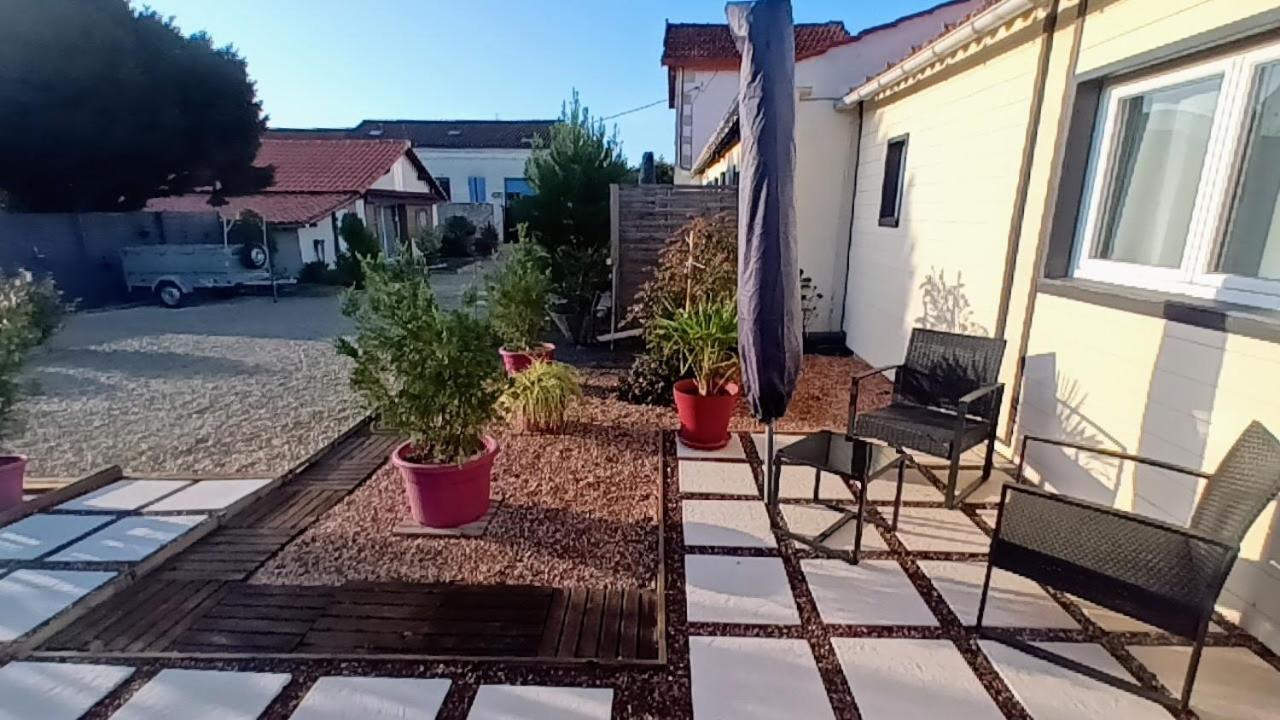 Le Clos Des Passiflores Pons Esterno foto