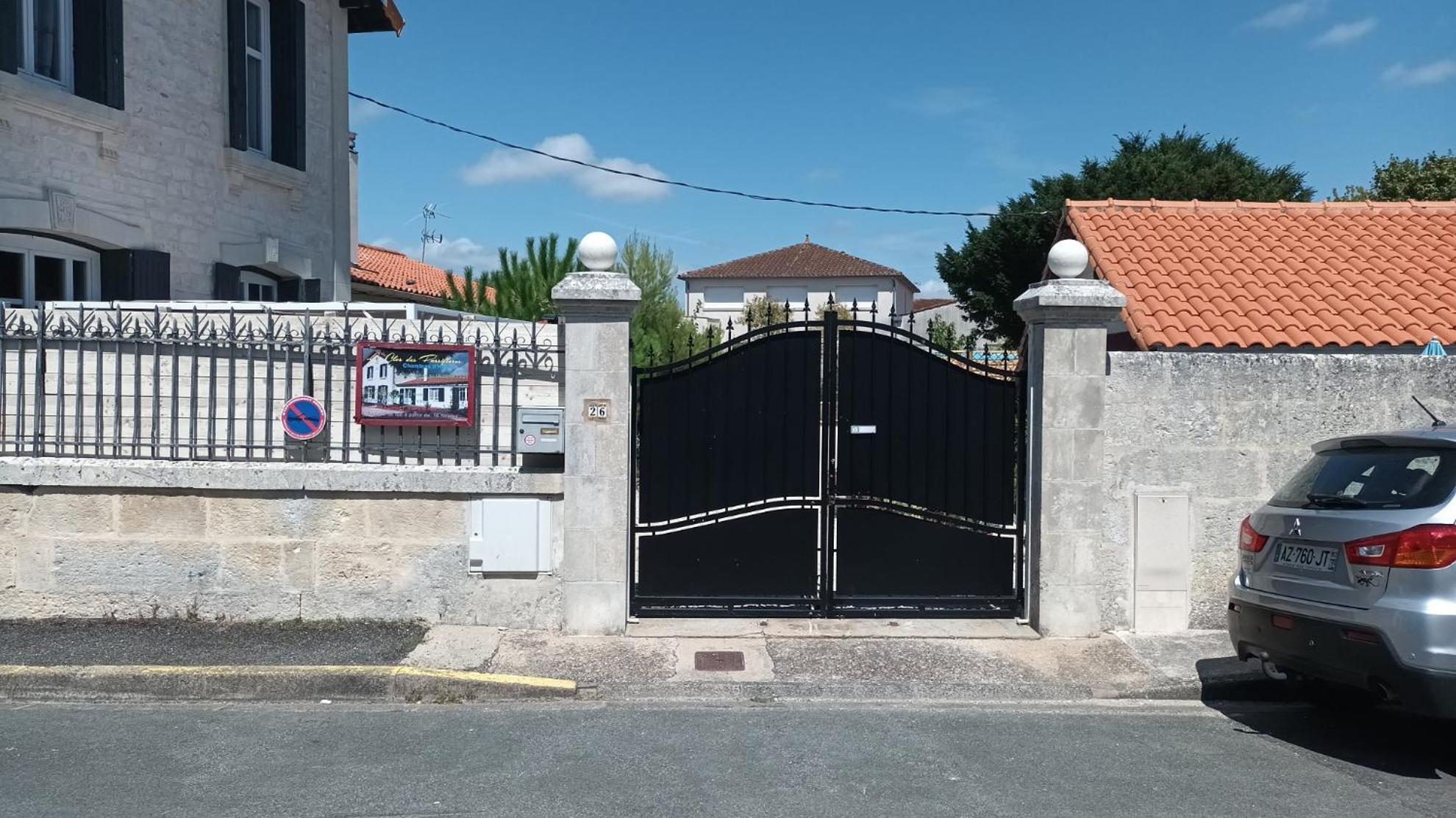 Le Clos Des Passiflores Pons Esterno foto