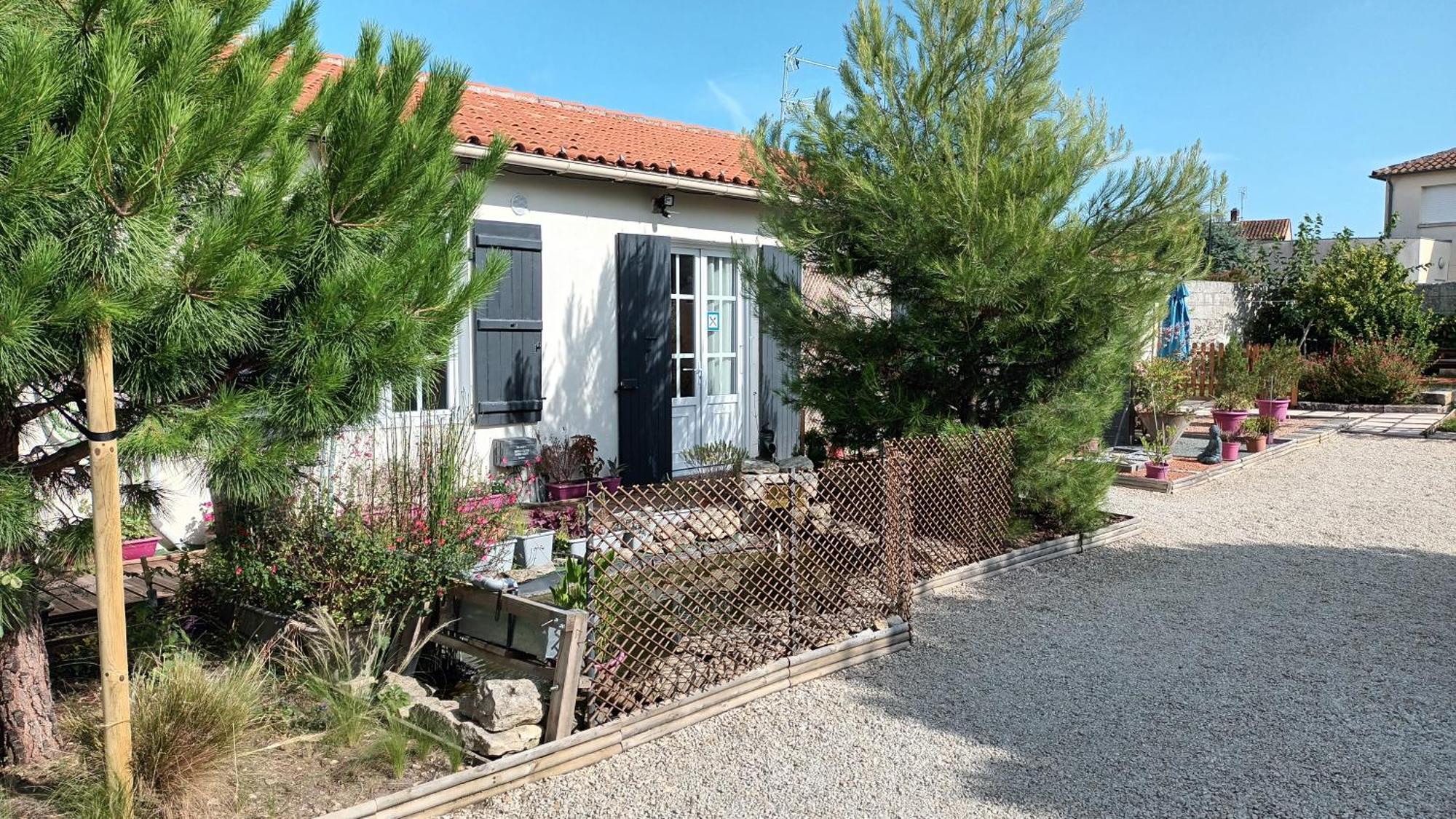 Le Clos Des Passiflores Pons Esterno foto