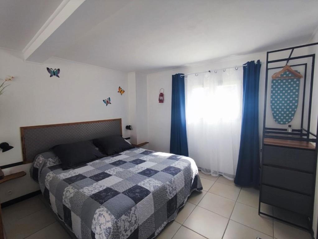 Le Clos Des Passiflores Pons Esterno foto