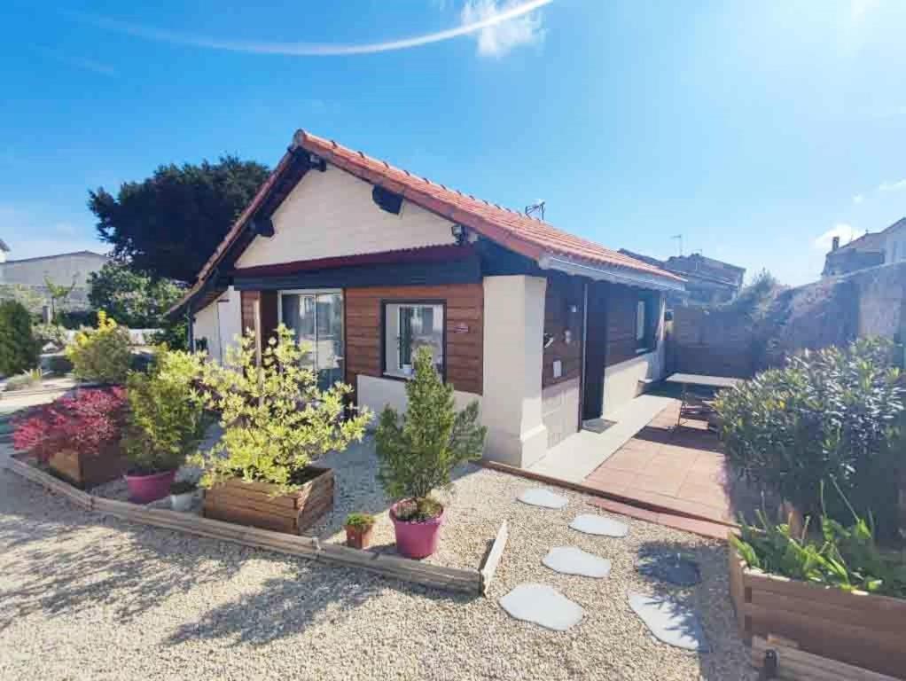 Le Clos Des Passiflores Pons Esterno foto