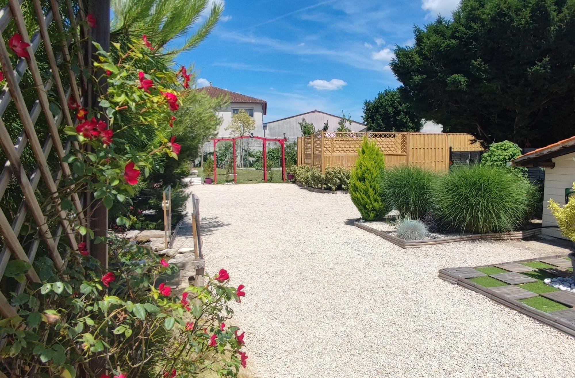 Le Clos Des Passiflores Pons Esterno foto